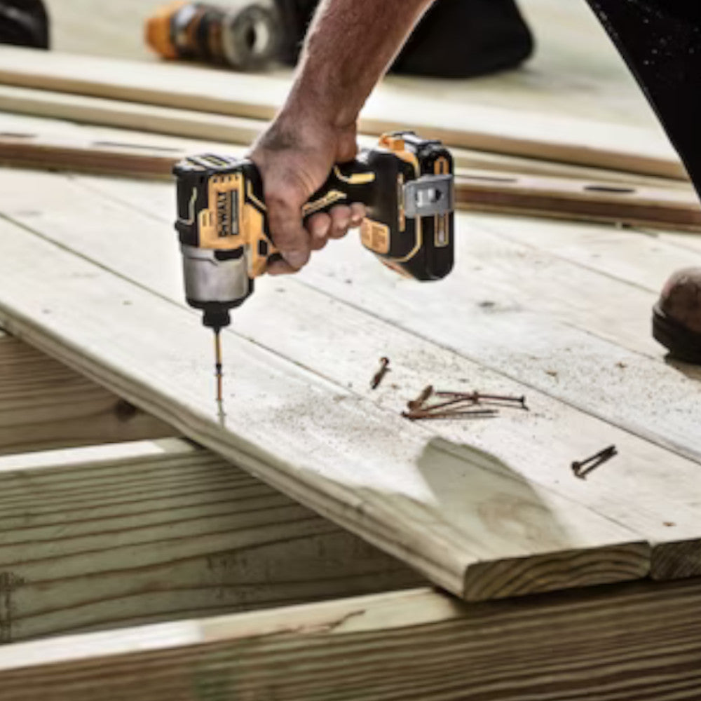 DEWALT Kit de visseuse à percussion sans fil 20 V MAX* 1/4 po - Remis à neuf avec garantie Dewalt - DCF840C2