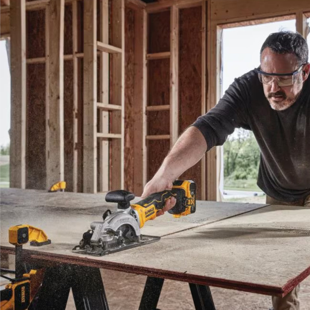 DEWALT 20V MAX ATOMIC Lithium-Ion Cordless Brushless 4-1/2-inch Compact Circular Saw Kit with 5Ah Battery - Refurbished with Dewalt Warranty - DCS571P1