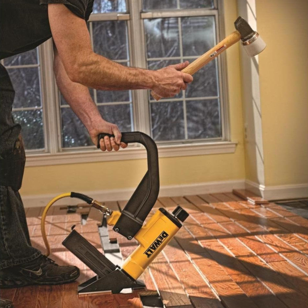 Agrafeuse pneumatique pour parquet DEWALT 15,5 GA - Reconditionnée avec garantie Dewalt